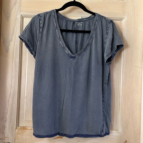 Urban Outfitters Vintage Wash V-Neck Short Sleeve Tee in Blue. Women’s Medium - Picture 1 of 4